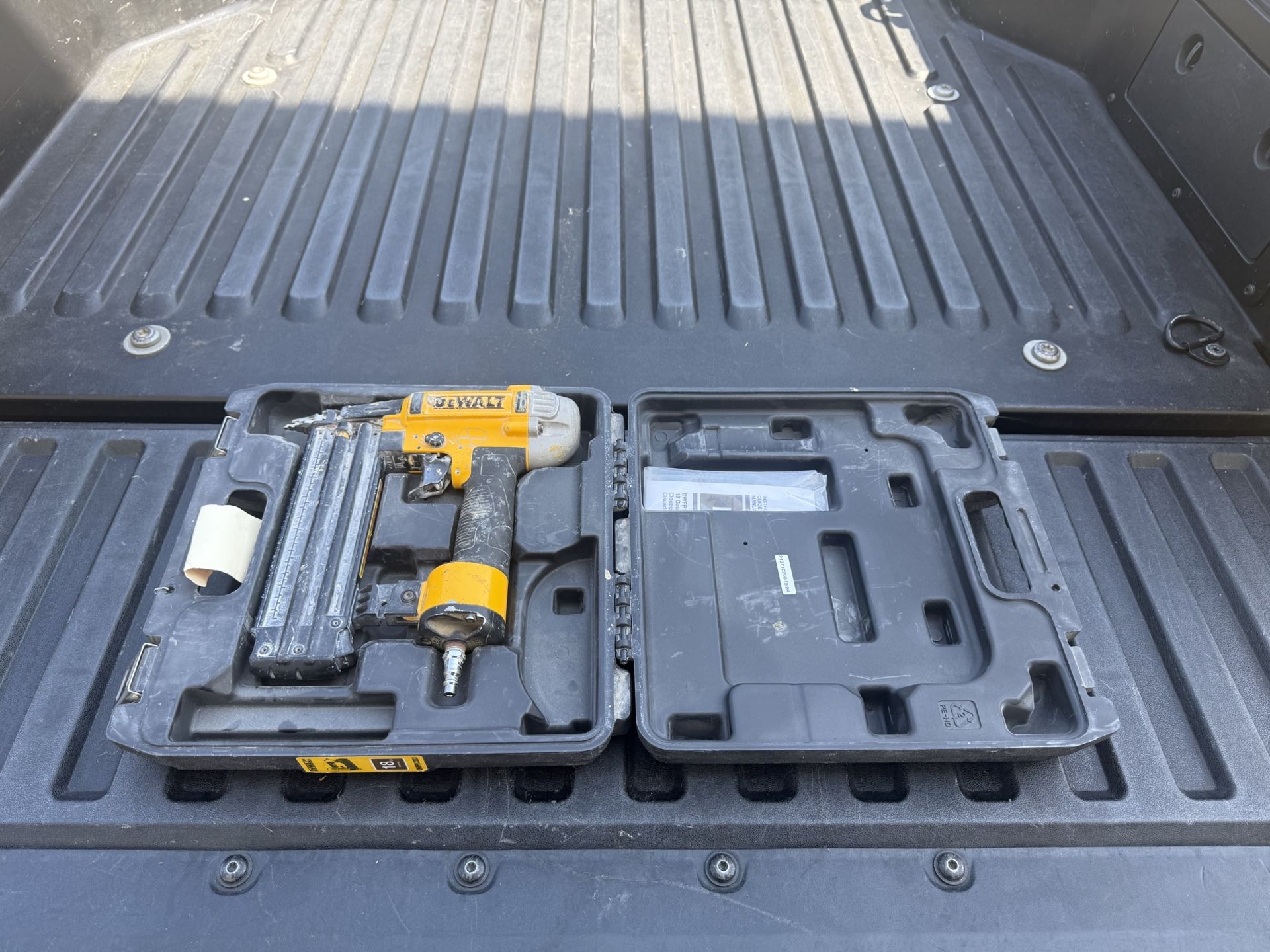 DEWALT 18-Gauge Pneumatic Brad Nailer