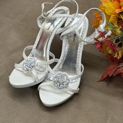 Elegant White-Heel Sandals from Top Moda