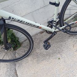 The bike is new, it works perfectly, the only thing it has was that I lost the key to the padlock