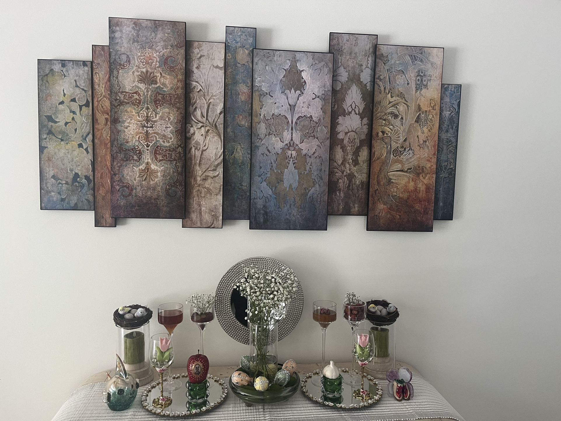  A unique painting on the wood .