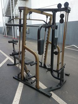 Smith Machine with Adjustable Bench plus 45s+25s Weights Set
Sturdy Nautilus Smith Machine is constructed from steel with a gold and black finish.