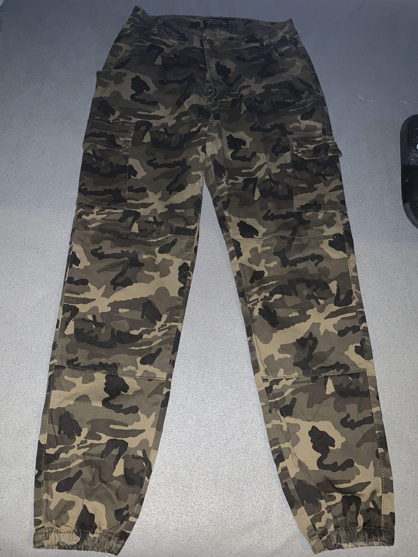 Cute camo pants. Super stylish. Size L/XL