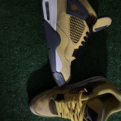 Jordan’s 4 Yellow Thunders Size 8.5