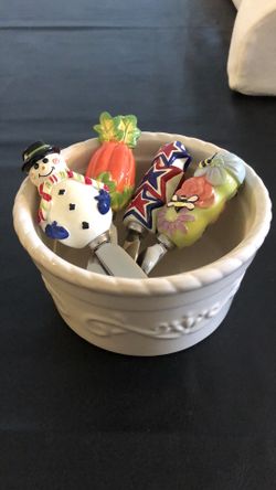 Seasonal/Holiday themed cheese ball/dip dish w/four spreaders 