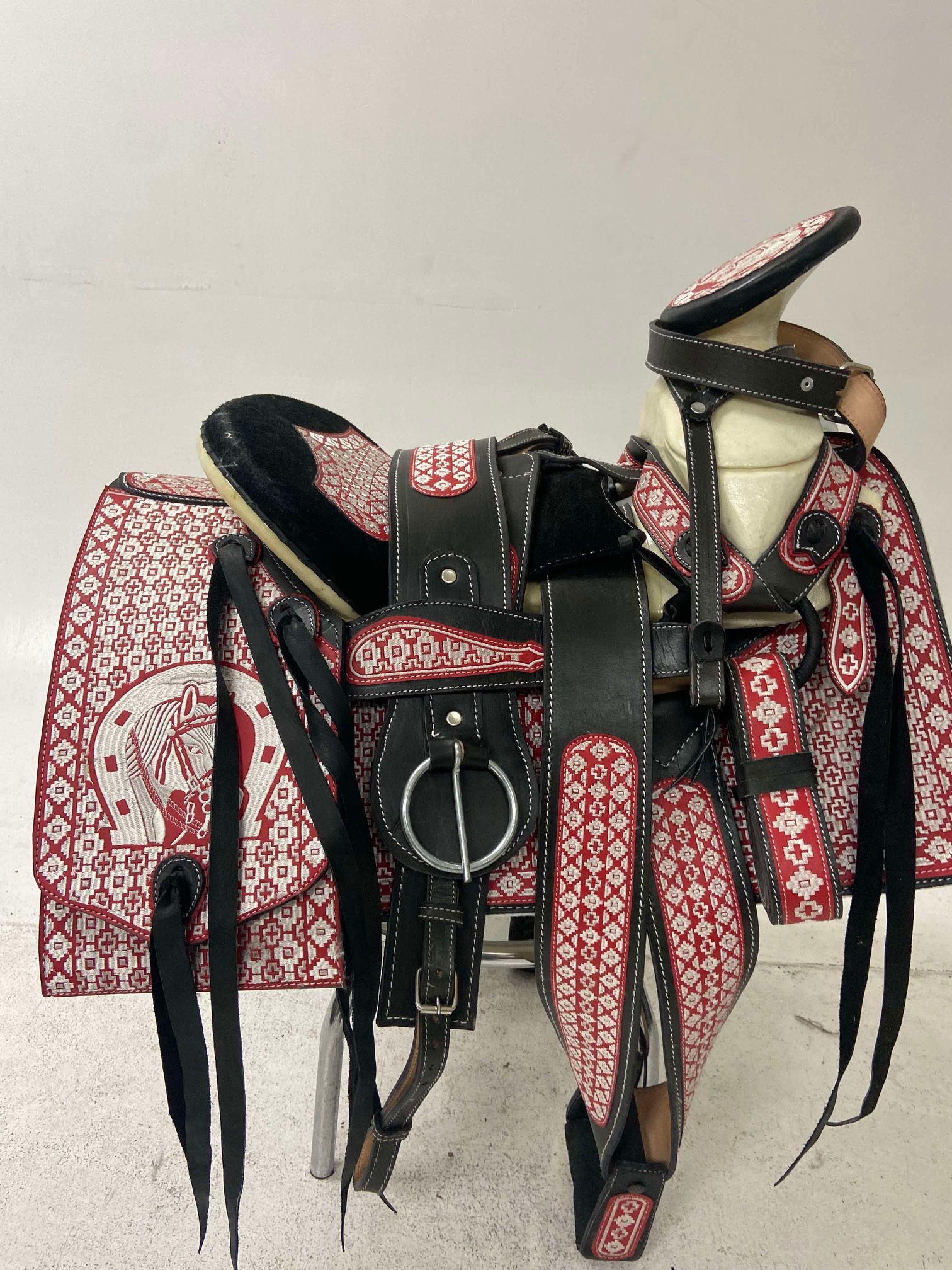 Montura charra bordada con cantinas Cuadradas