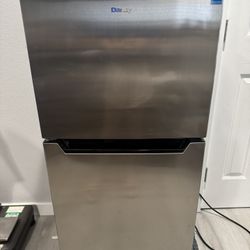 🔥 FOR SALE: Danby DCRD042C1BSDD Compact Mini Fridge - Like New! 🔥