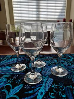 Set of 4 Wine Glasses with clear Stems