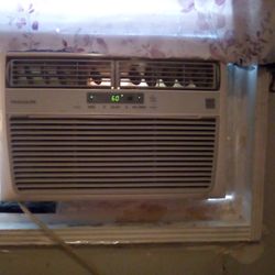 Gently Used FRIGIDAIRE WINDOW AIR CONDITIONER,  $$$60$$$$!!!!!& SUPER DUPER COLD!!!! barley Used, ""I Had To Continually Turn It Off,..TOO COLD!