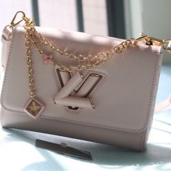 For the Harmony series, this Twist MM ultra-thin bag adopts a decorative chain, inspired by the flower stamp flower and the ffygram jewelry series. Th