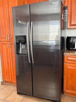 Samsung refrigerator 🧊/water filter in guc must sell gray moving must sell