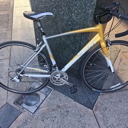 Avail 3 giant roadbike lightly used