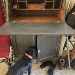 Desk/cabinet with drawers .