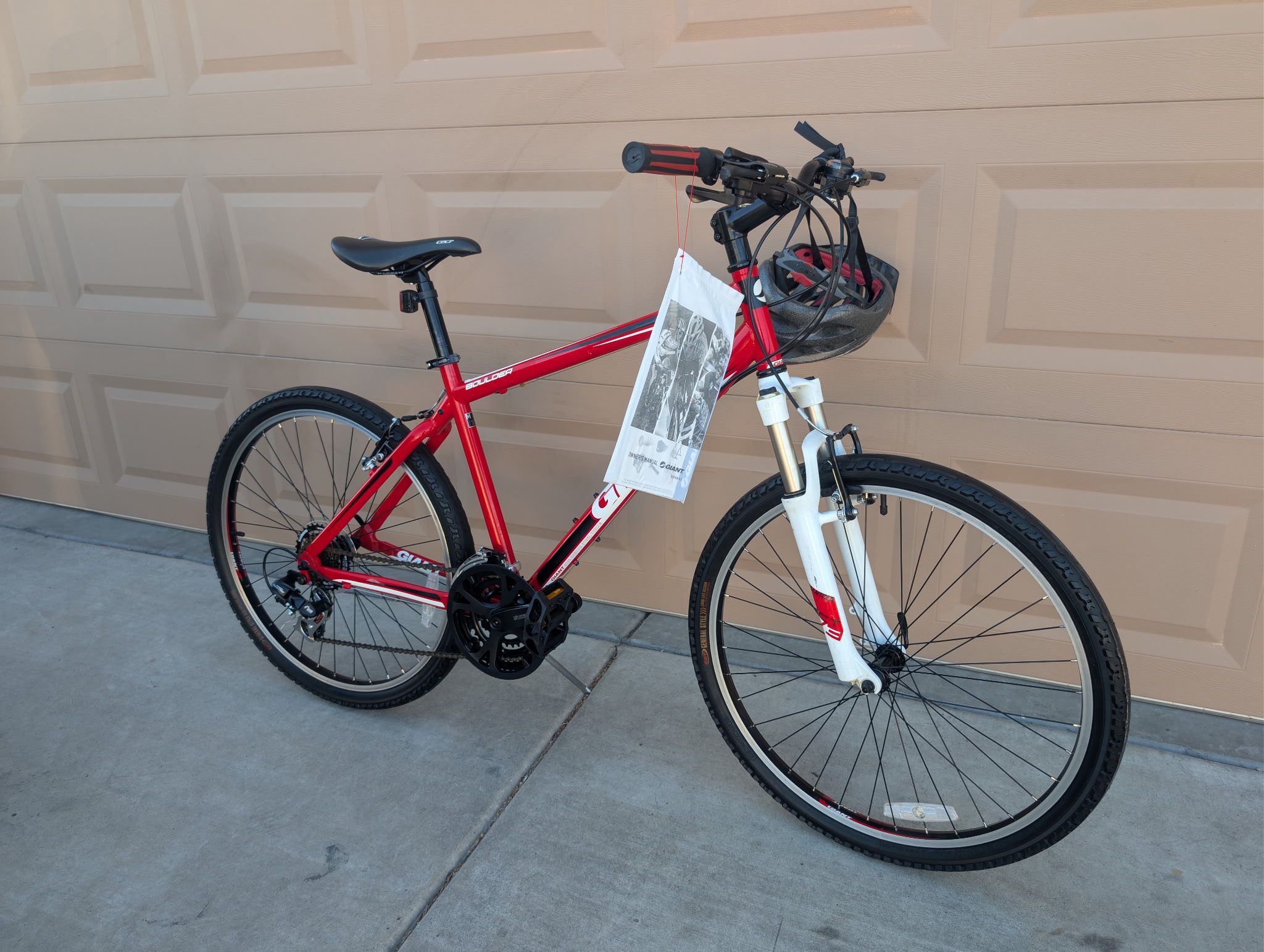 26"GIANT BOULDER MENS MOUNTAIN BIKE. (M).18". 21 SPEEDS ALUMINUM. LIKE NEW WITH UPGRADES 👌🏼
