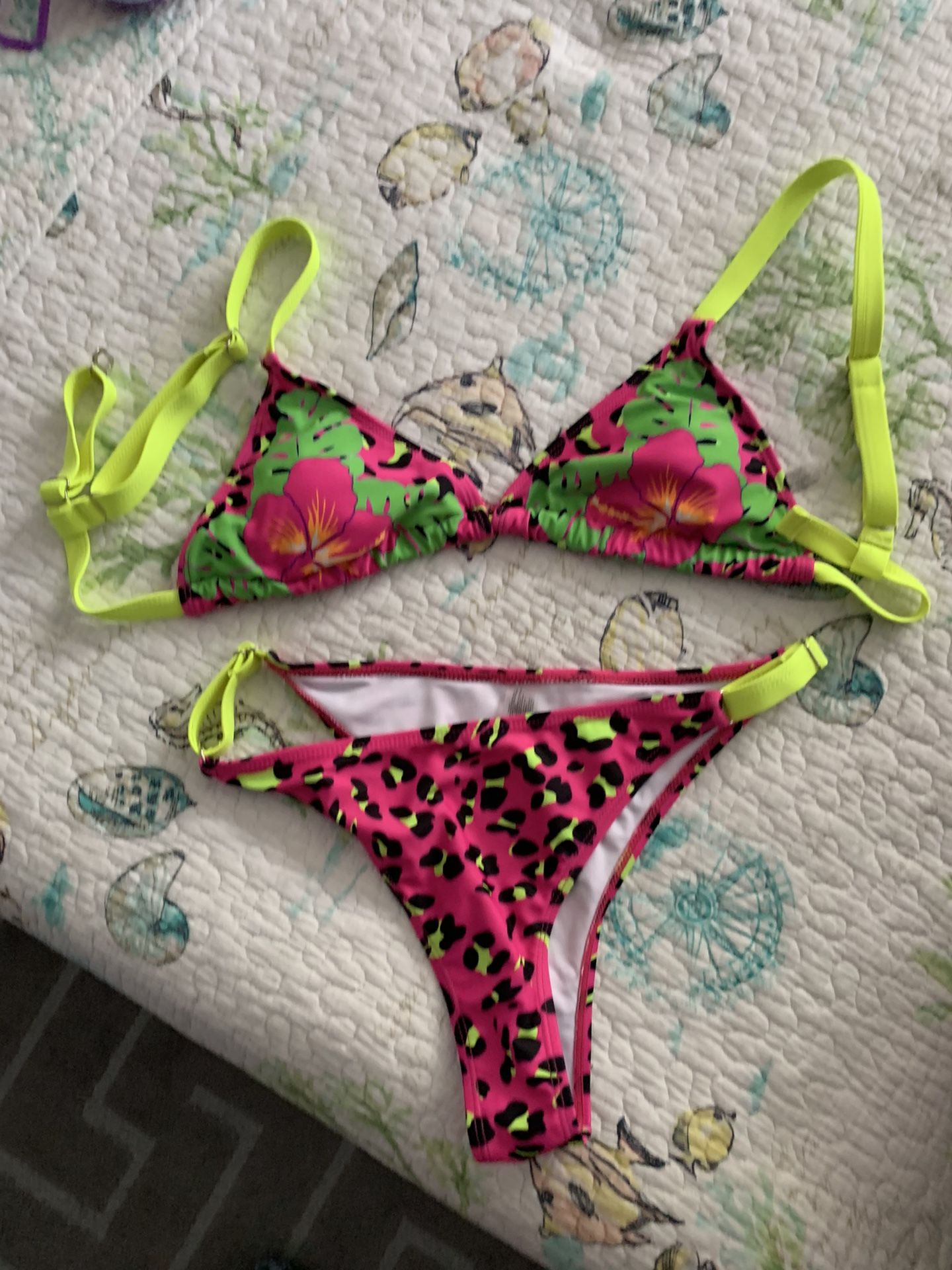 new costume never used wrong size for me, M