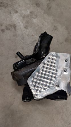 07-13 silverado 5.3, 6.0  left motor mount.