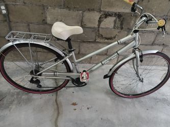 Woman hybrid bike$120