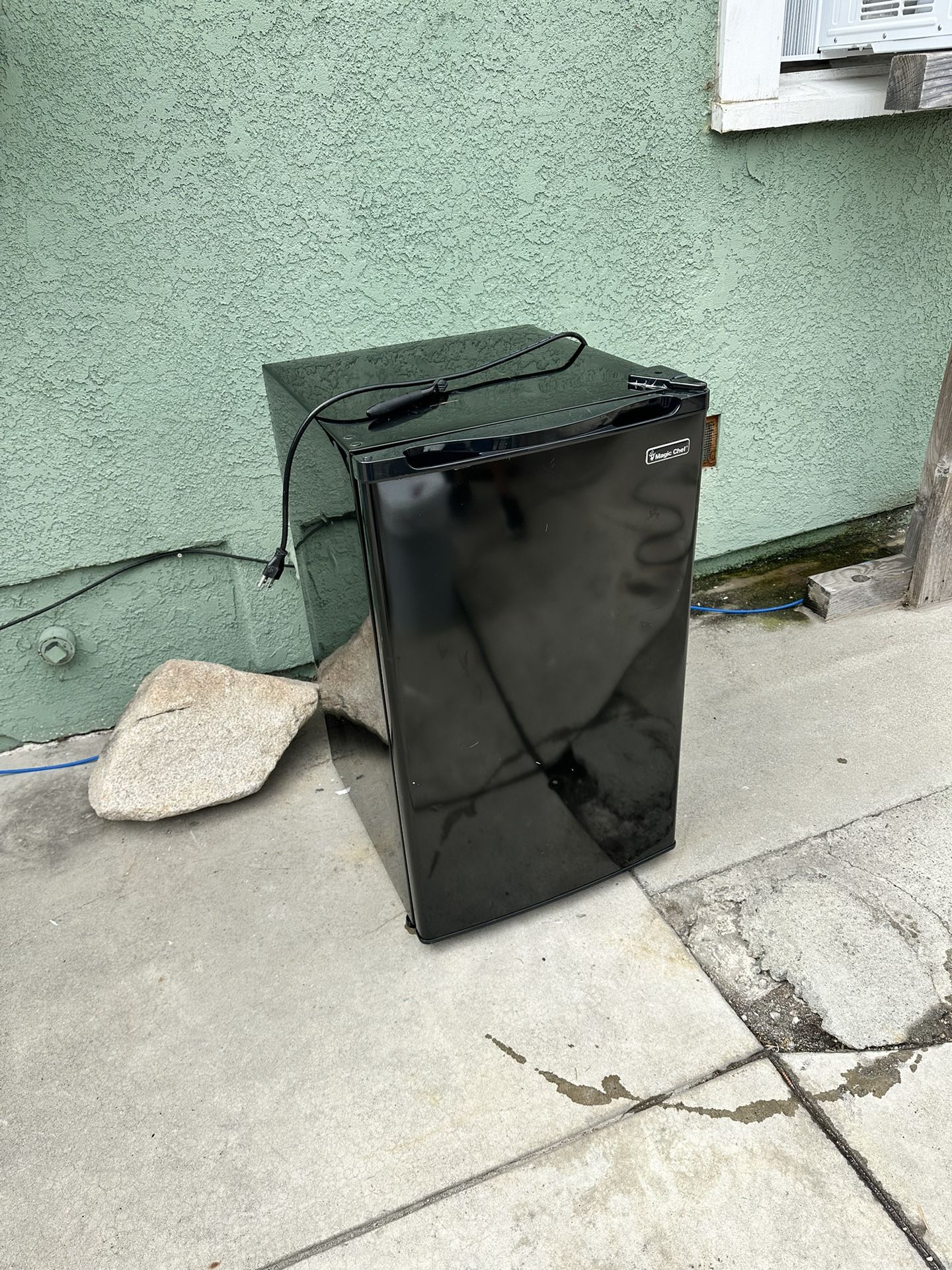 Black Magic Chef Mini Fridge – Works Great!
