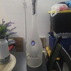 1 Pravda 750ml Lamp Bottle 