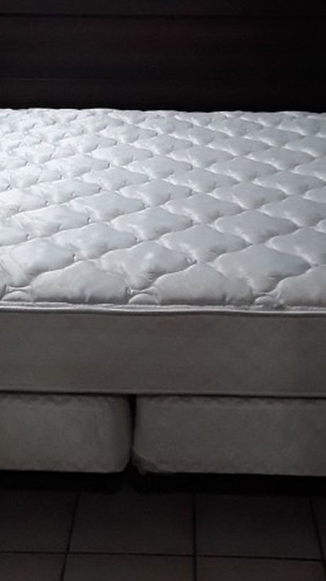 Buenota Cama. King Size Con Colchones Y Cabesera Color Cafe.