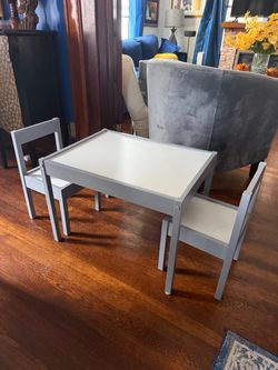 Small child table with 2 chairs