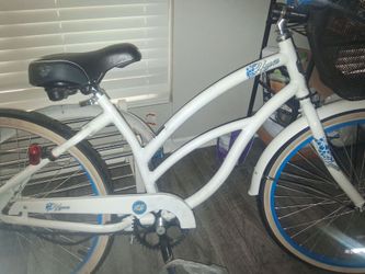 Hyper Bicycles 26" Women’s Beach Cruiser – White/Blue (As-Is)