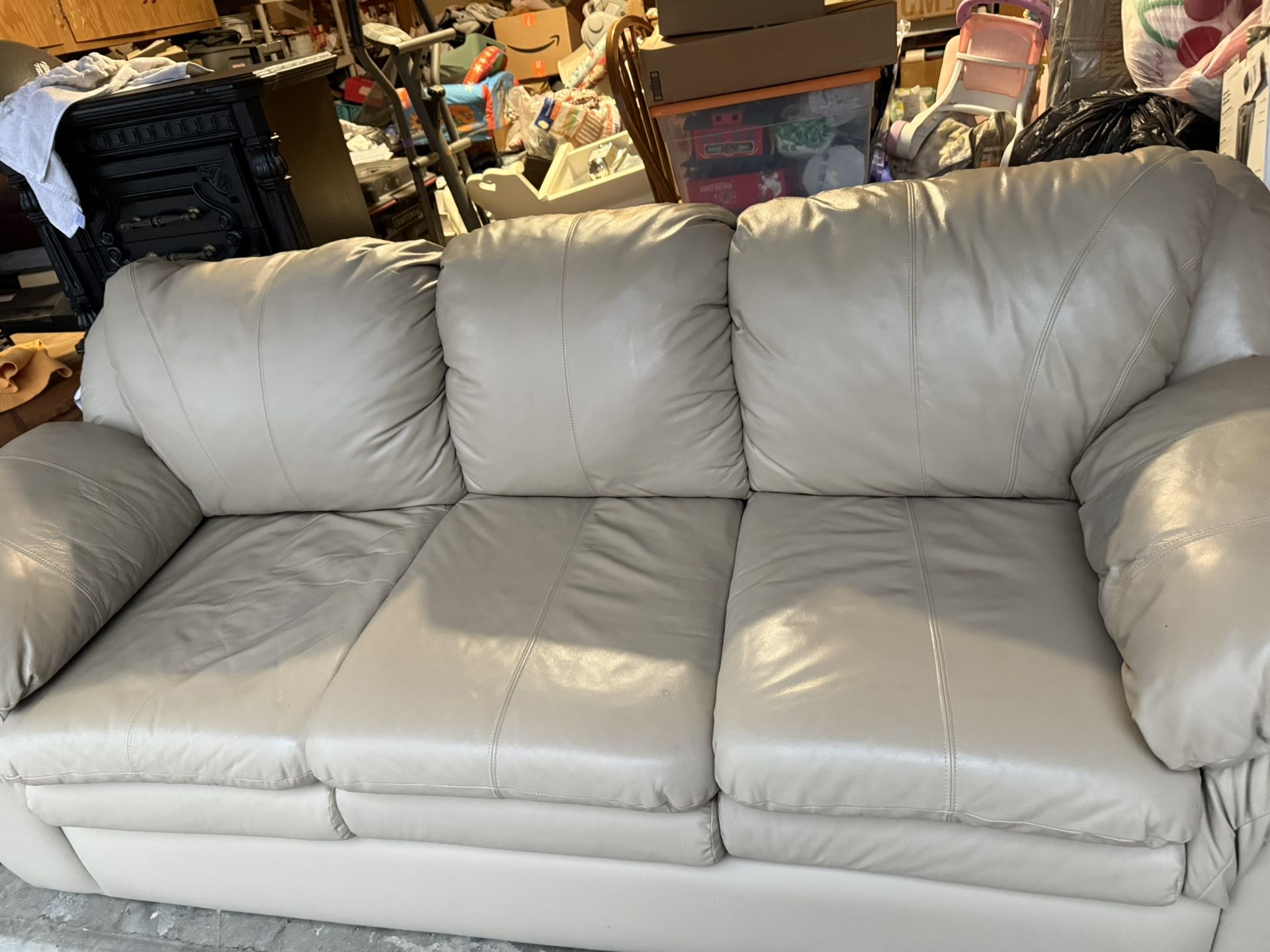 MAKE ME AN OFFER !!!!!Leather Couch Made By Robert Michael