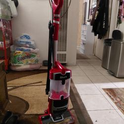 Nice SHARK VACUUM.  WORKS GREAT. 