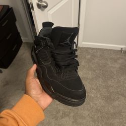 black cats Jordan 4