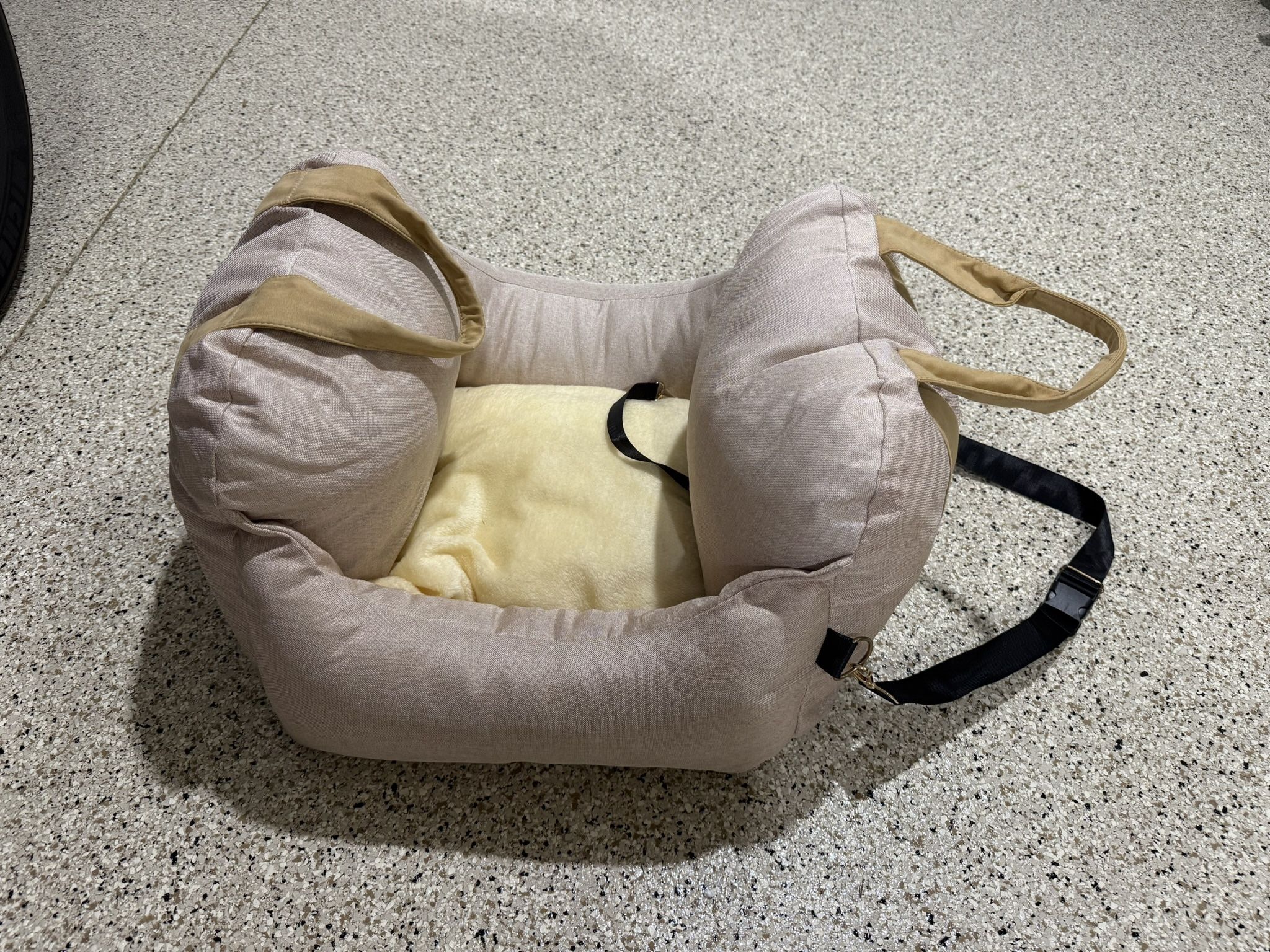 Dog/Cat Booster Car Seat. Like new. For small-medium pets. Safety Tethers. Washable.