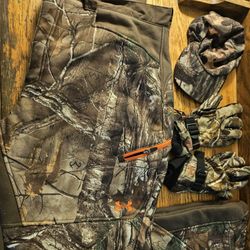 Under Armour SZ 40 Camo Hunting Pants, Camo Gloves and Camo Hat