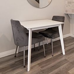 Table & chairs 
