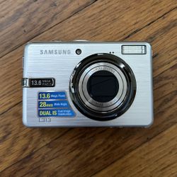 SAMSUNG L313 digital camera / SD card & battery operated 