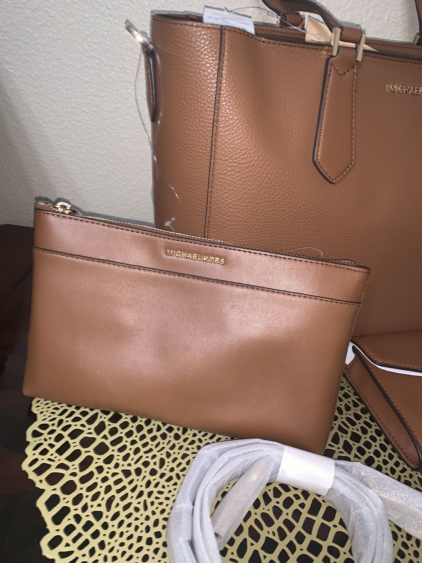 Michael Kors Kimberly 3 in 1 Tote in Powder Blush, Luxury, Bags & Wallets  on Carousell