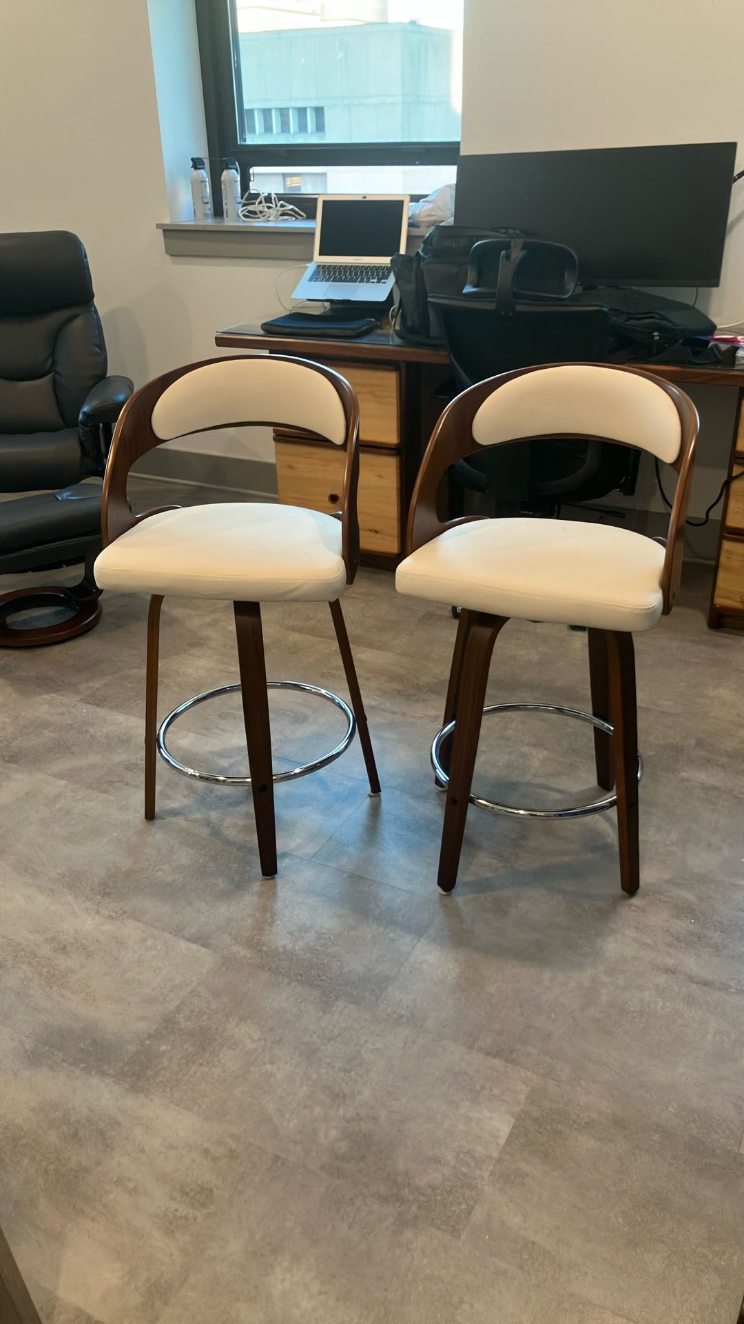 Set of 2 Modern Walnut & Cream Faux Leather Counter Stools – Good Condition