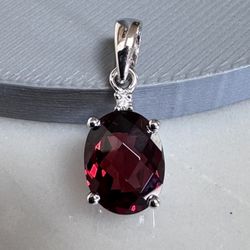(New) 14K White Gold Oval Garnet & Round Diamond Prong Set Small Pendant 1.09 gr