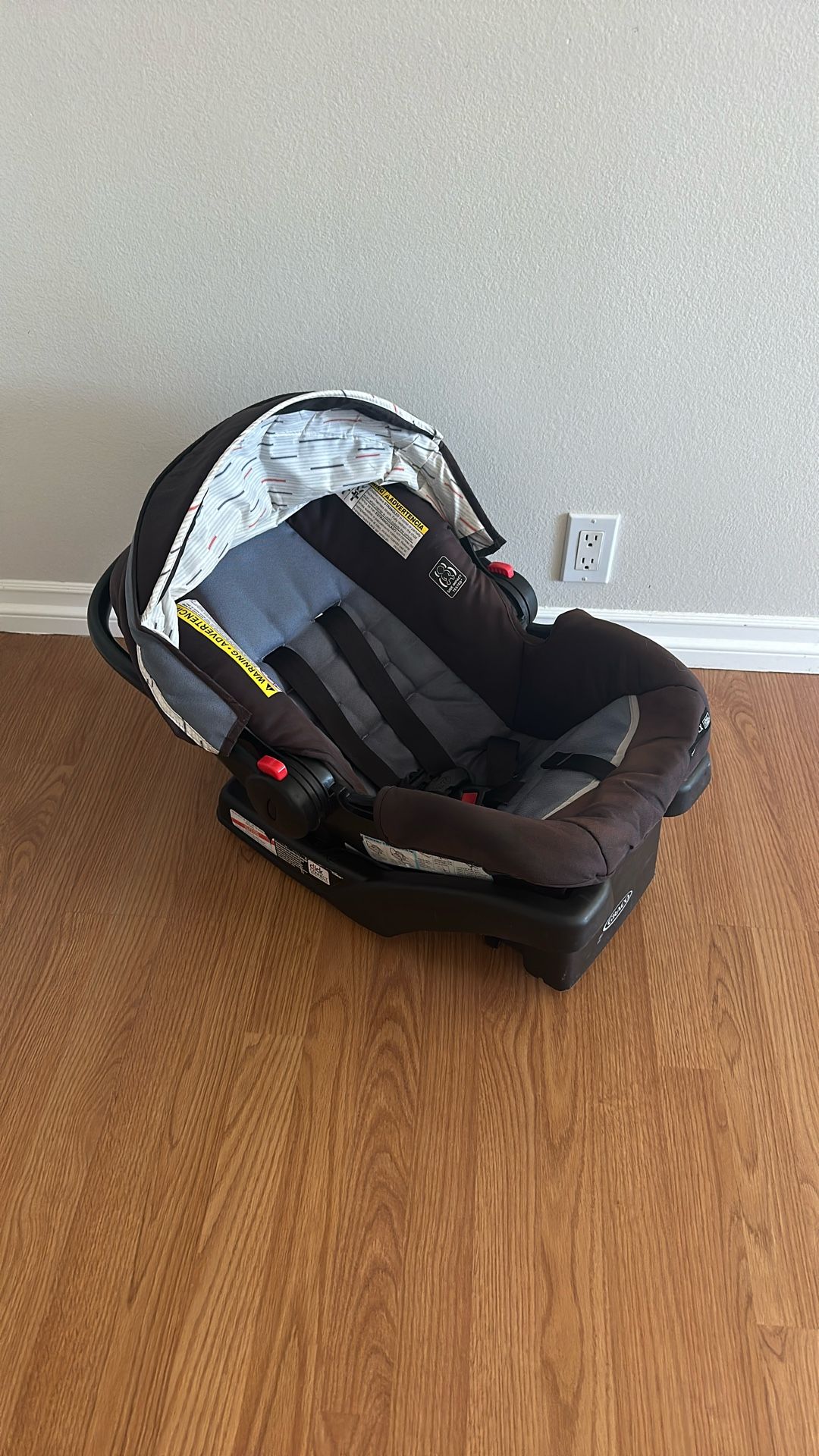 GRACO INFANT CAR SEAT WITH BASE