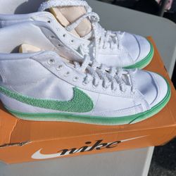 Women Nike Size 9