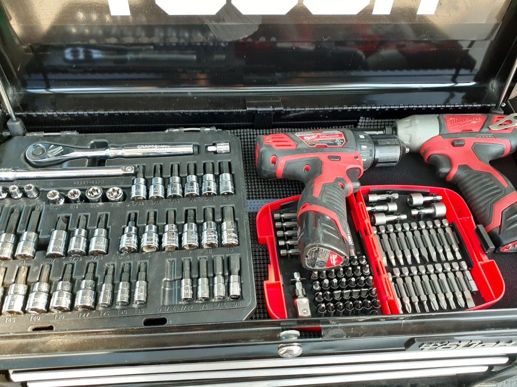 Tools in good condition Milwaukee set too everything special day