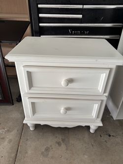 White vintage nightstand with 2 drawers