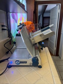 This is an Edlund EDV-12C Edvantage 12-inch gravity feed meat slicer.