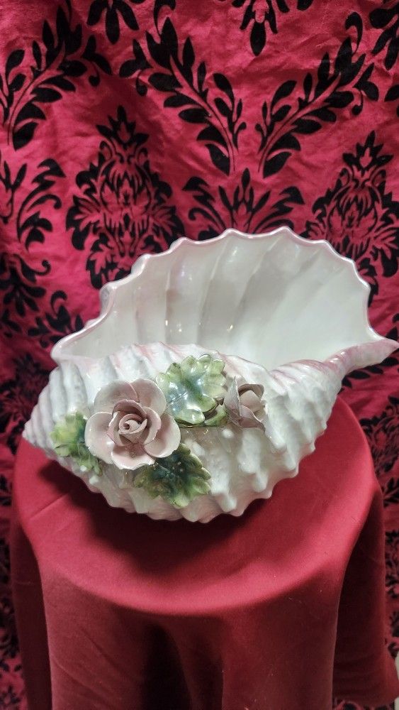 Capodimonte-type Porcelain Conch Shell