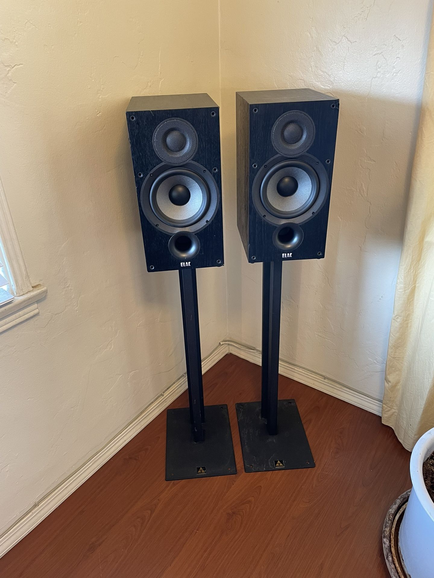 ELAC Debut 2.0 B6.2 Bookshelf Speakers With Lovan Speaker Stands Audiophile