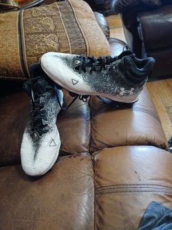 Size 10 Under Armour Spotlight Franchise 2.0 RM Football Cleats