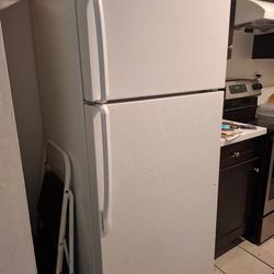 Whirlpool 18 Cu Ft Refrigerator (Fully Working Condition 