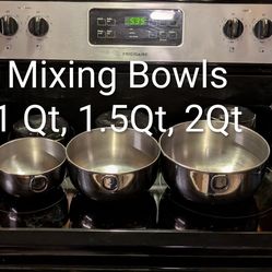 New Mixing Bowl Set of Three: 1 Qt, 1.5 Qt, 2 Qt with Metal Hanging Hook, obo