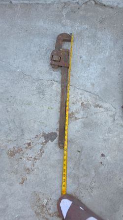 Pipe wrench 36in