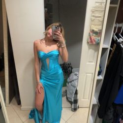 Reselling Prom dress never worn 