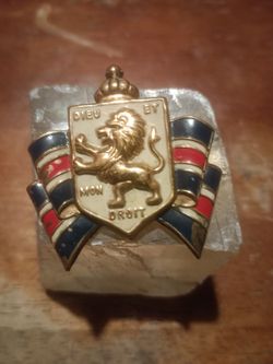 Vintage DIEU ET MON DROIT WORLD WAR II BRITISH LAPEL PIN FOR SALE.