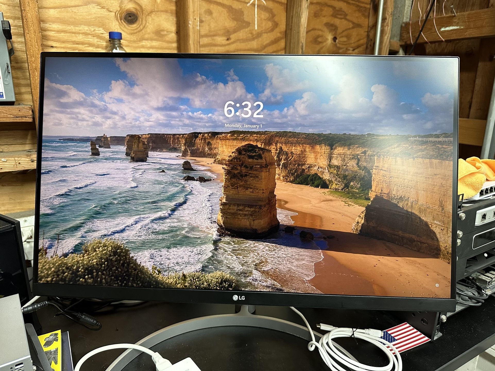 LG UltraFine UHD 27-Inch 4K 2160p Monitor 27UN850-W, IPS with VESA DisplayHDR 400, AMD FreeSync, and USB-C