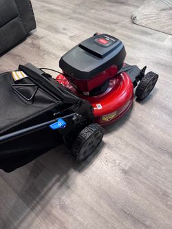 IMMEDIATELY AVAILABLE BRAND NEW TORO RECYCLER 60 V MAX 21 INCH CORDLESS SELF-PROPELLED LAWNMOWER 5Ah BATTERY AND CHARGER INCLUDED. COMES IN MANUFACTUR